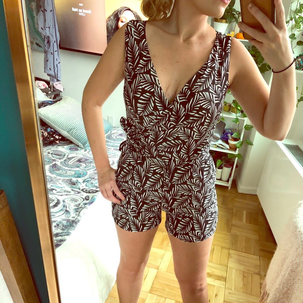 LOFT BLACK AND WHITE ROMPER SIZE 2P